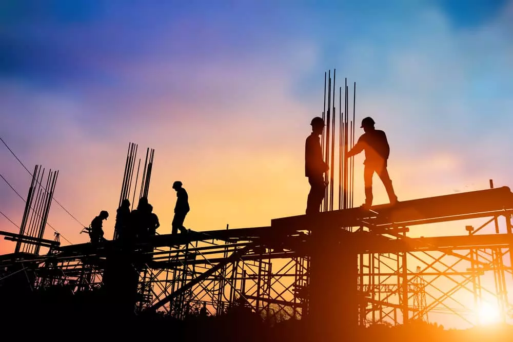 builders laying steel